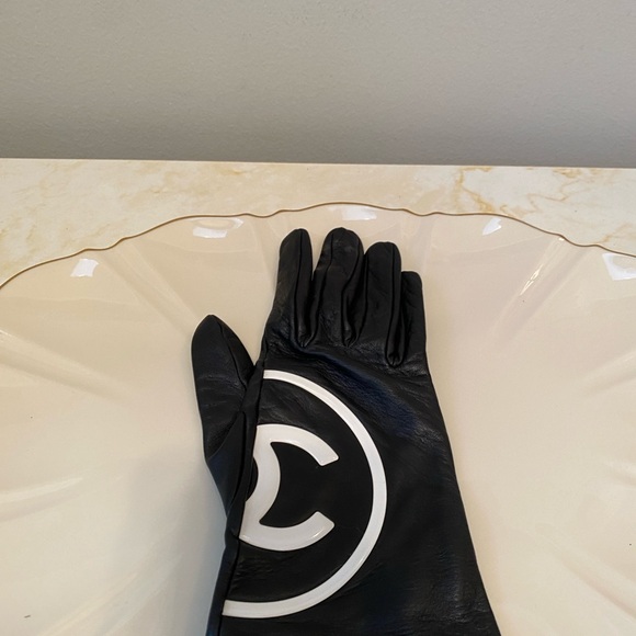 Chanel Lambskin  Black Logo glove 7 1/2 size - Picture 2 of 6